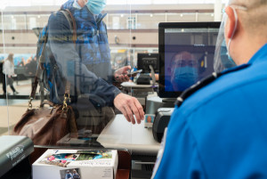 Aerolíneas de EEUU piden eliminar "ya" test y mascarillas durante el vuelo