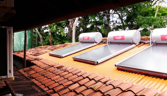 Calentadores solares instalados en el hotel Albrook Inn. Calentadores solares instalados en el hotel Albrook Inn.