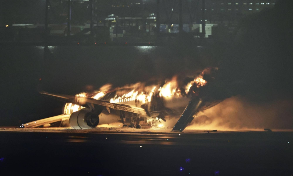 Rescatan de entre las llamas a pasajeros de un avión en Tokio