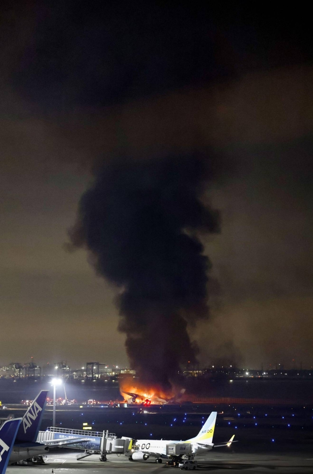 Rescatan de entre las llamas a pasajeros de un avión en Tokio