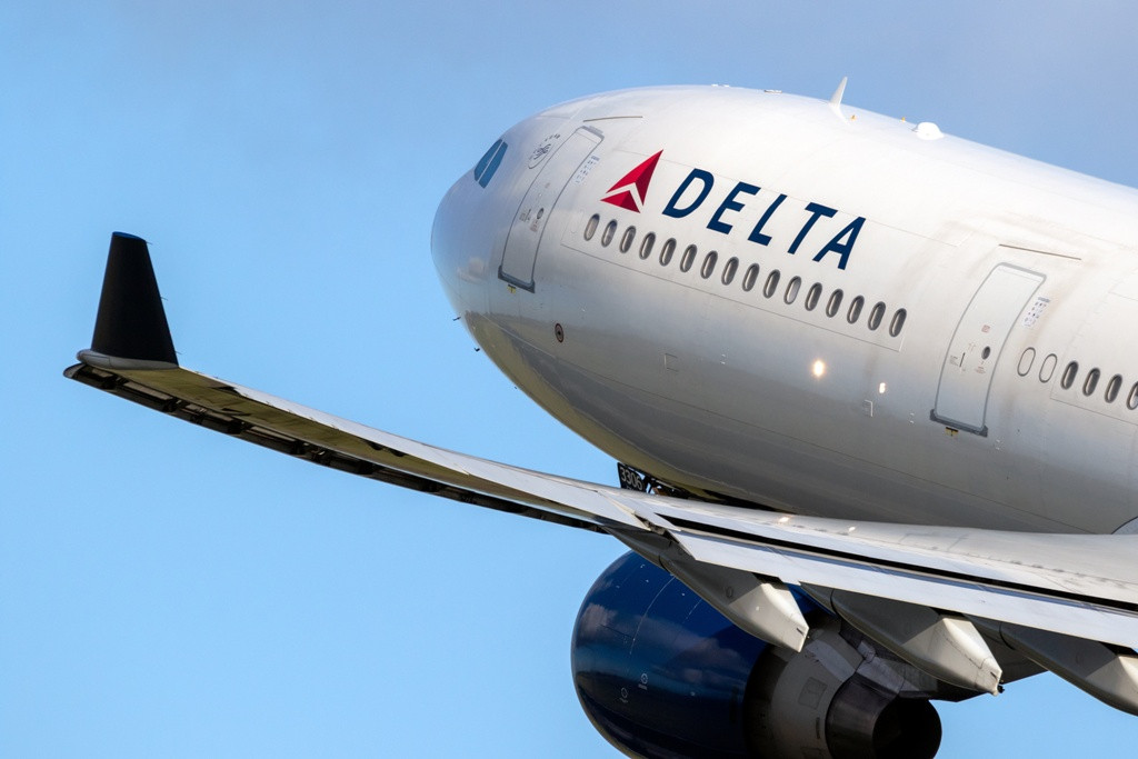 Delta gana 4.609 millones en 2023, pero recorta previsiones para 2024