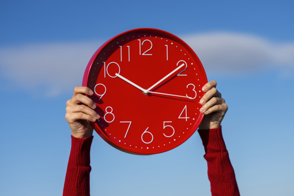 Hoy se cambia la hora, ¿se atrasa o se adelanta el reloj?