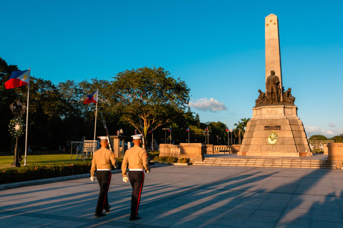 Monumento de la Independencia en la plaza del Parque Rizal de Manila, Filipinas Monumento de la Independencia en la plaza del Parque Rizal de Manila, Filipinas